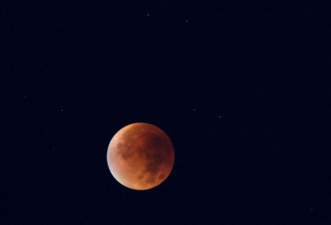 Nočná obloha bude dejiskom najdlhšieho úplného zatmenia Mesiaca v tomto storočí