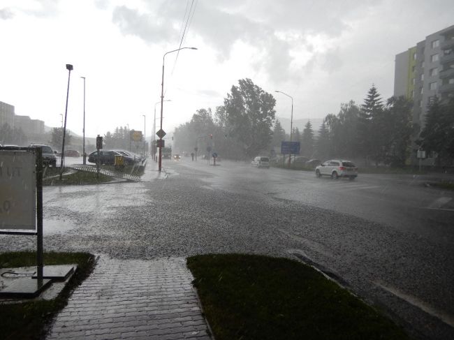 SHMÚ: Na veľkej časti územia SR sa popoludní môžu vyskytnúť búrky