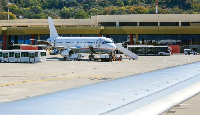 Na letisku na Rodose uviazli pre technické problémy stovky turistov