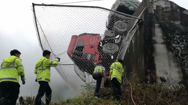 Video: Dvaja ľudia v kamióne unikli smrti vďaka sieti