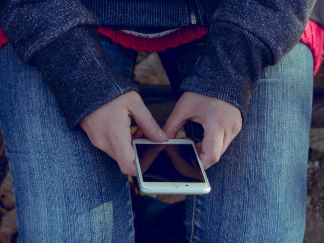 Francúzsky parlament zakázal používať mobilné telefóny na školách