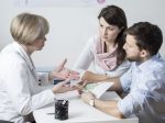 Párom, ktoré chcú podstúpiť umelé oplodnenie, preplatí poisťovňa niekoľko cyklov