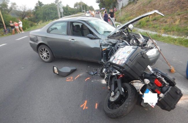 Po vážnej dopravnej nehode skončili v nemocnici dvaja motorkári