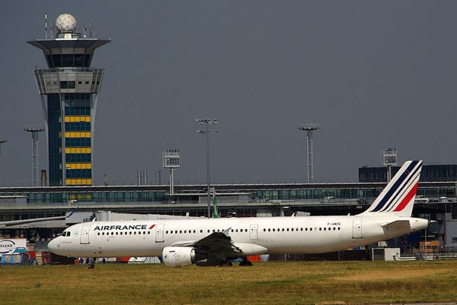 Na parížskom letisku Orly zasahovala po bitke raperov polícia