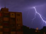 SHMÚ varuje pred búrkami vo viacerých krajoch Slovenska