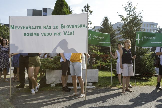 Okolo 600 vedcov v Bratislave a v Košiciach prišlo vyjadriť podporu SAV