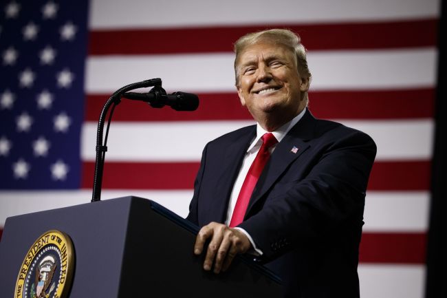 Trump obnovil mnohé americké sankcie proti Iránu