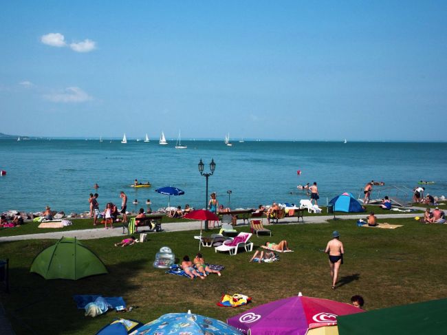 V horúčavách je jazero Balaton obsadené, turisti spia aj v autách