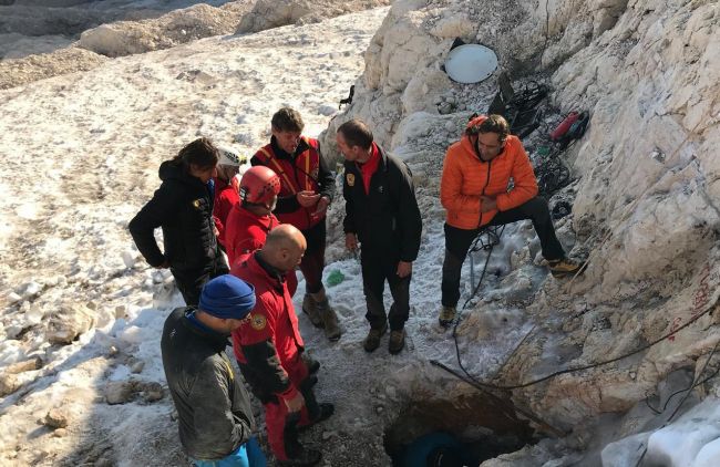 Alpskú dolinu evakuovali po zosuve, ktorý zabil 2 ľudí