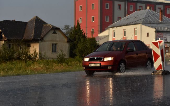 Českom sa preženú silné búrky, dôjde aj k ochladeniu
