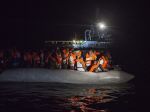Pri pobreží Turecka sa potopil čln s migrantmi, zahynulo 7 detí a 2 ženy