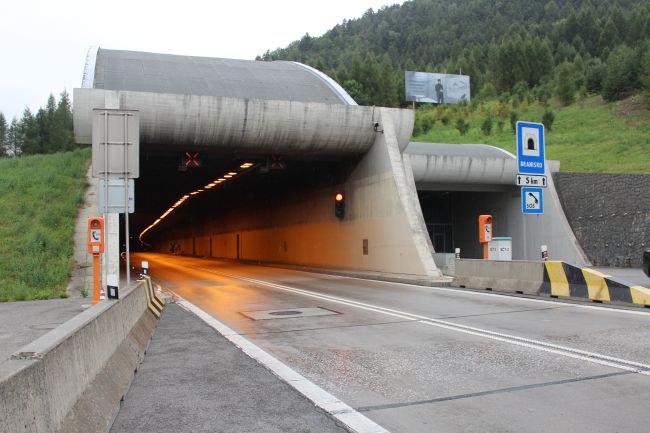 Zo zadymeného tunela Branisko museli evakuovať desiatky turistov