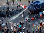 V Bukurešti sa pri zrážkach demonštrantov a policajtov zranili desiatky ľudí