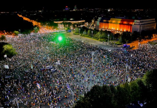 Na protestoch v Rumunsku sa opäť zišli desaťtisíce ľudí
