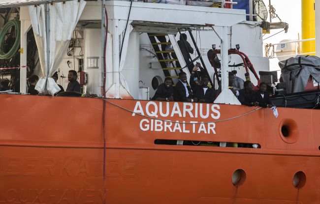 Taliansko tvrdí, že 141 zachránených migrantov by mala prijať Británia