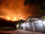 Počas boja s ohňom v Kalifornii zahynul hasič