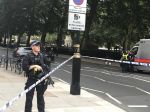 Do zábran pred parlamentom v Londýne narazilo vozidlo
