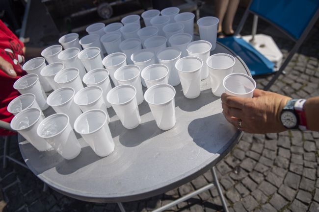 Kolapsov z tepla opäť pribúda, záchranári ošetrili počas pondelka 71 ľudí
