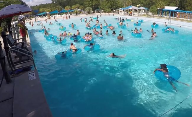 Video: V tomto bazéne sa topí chlapec. Ste schopní ho spozorovať?