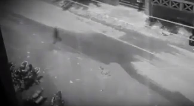 Video: Po rušnej ulici sa za bieleho dňa premával duch. Prešlo cezeň niekoľko áut