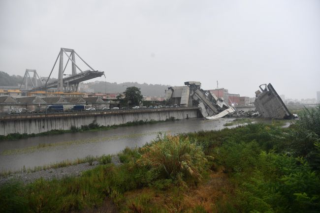 V troskách zrúteného mosta v Janove našli 11 mŕtvych a 5 zranených