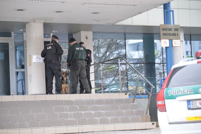 Neznámy páchateľ nahlásil na súdoch v Bratislave bombu