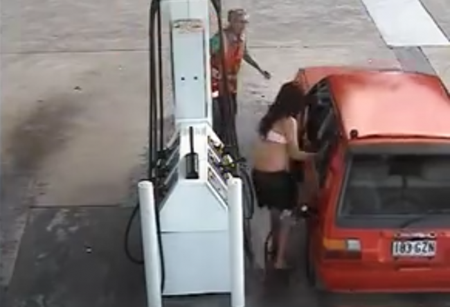Video: Žena chcela kradnúť benzín, namiesto toho si zalietala