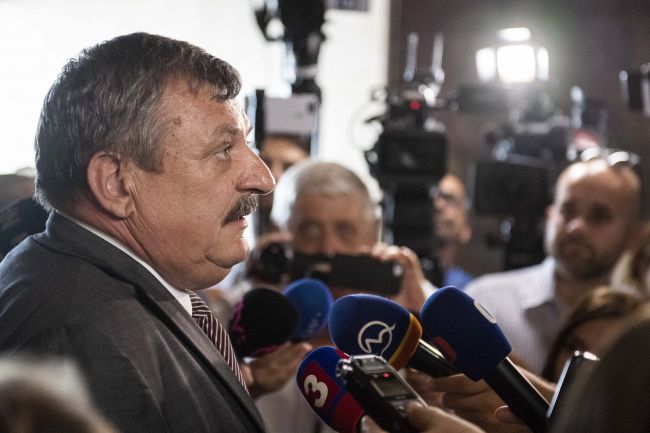Hrnko chce, aby členovia niektorých výborov mali povinnú previerku NBÚ