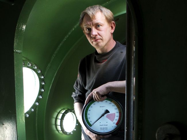 Vrahovi novinárky Madsenovi po útoku spoluväzňa povolili zmenu väzníc