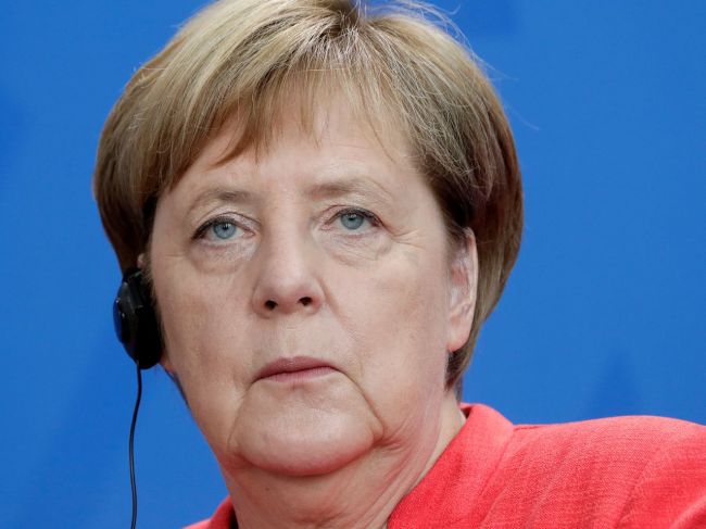 Merkelová s Macronom diskutovali po telefóne o migrácii