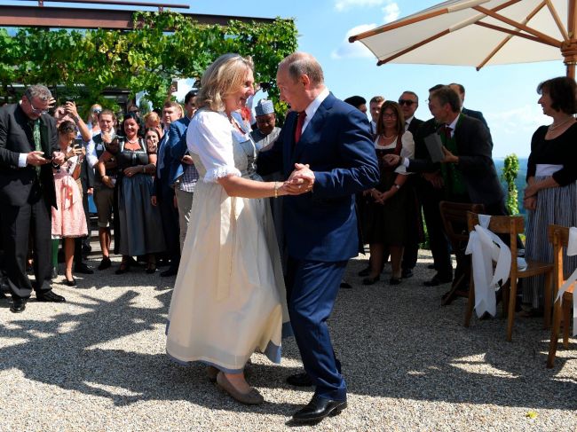 Putin bol hosťom na svadbe rakúskej ministerky zahraničných vecí Kneisslovej