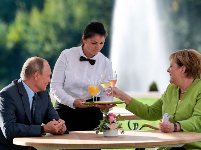 Merkelová s Putinom diskutovali o ťažkých témach