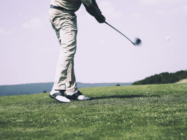 Po hádke golfistov skončil jeden z nich s odhryznutým prstom