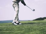 Po hádke golfistov skončil jeden z nich s odhryznutým prstom