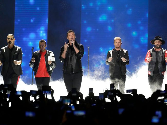 Pred koncertom Backstreet Boys spadli kovové nosníky, 14 zranených