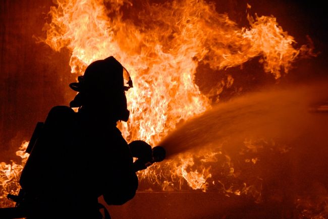 Vo Veľkých Levároch horel les, plamene hasilo takmer 40 hasičov
