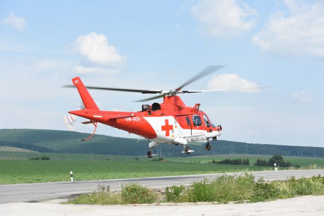 Po náraze spadol na auto elektrický stĺp, zasahoval aj záchranársky vrtuľník