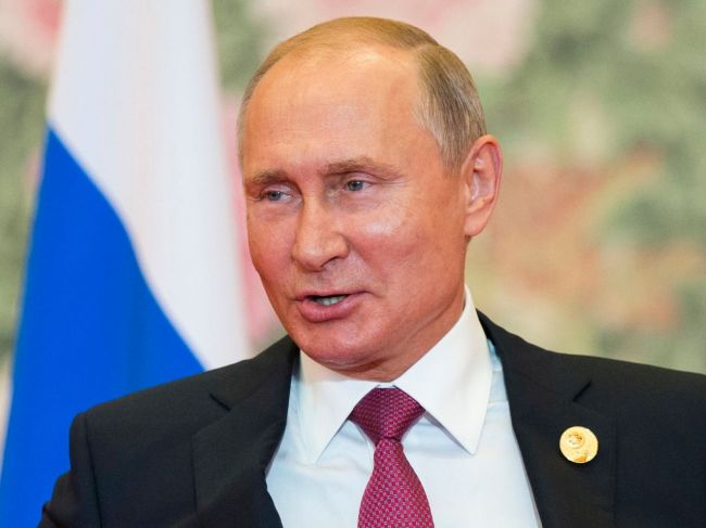 Putin by sa mohol zúčastniť na októbrovej svadbe Schrödera