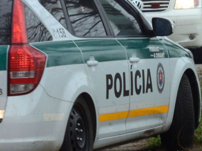 Pod oknami nemocnice na Antolskej v Bratislave našli mŕtveho muža