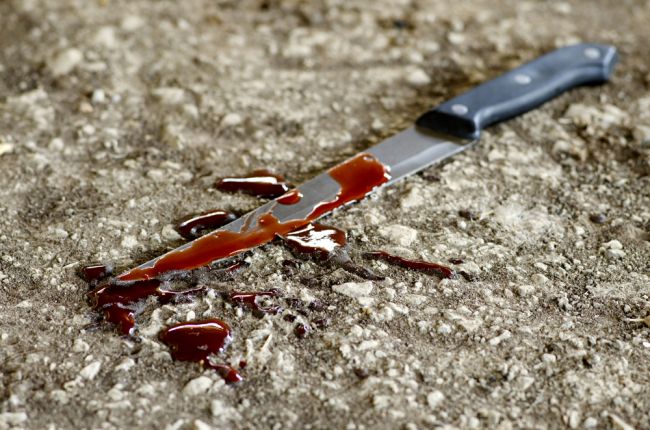 Košičana bodli do krku, policajti museli kvôli páchateľovi strieľať