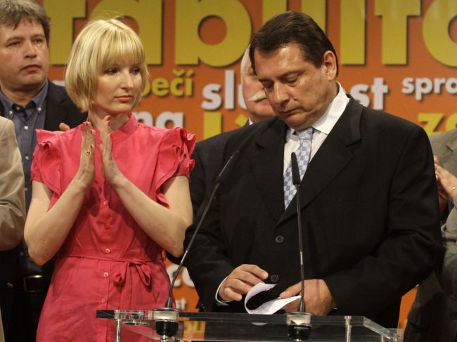 Manželka obvinila expremiéra Paroubka z miliónových nelegálnych príjmov