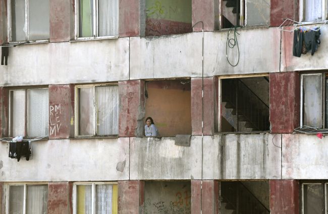 Polícia zasahovala na Luníku IX, podozrivý chcel skočiť zo strechy