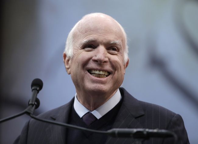 McCaina pochovajú na cintoríne Námornej akadémie USA v Marylande