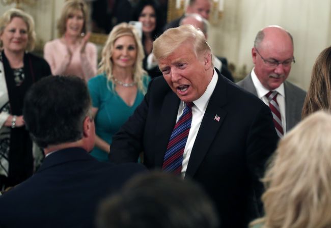 Vojnoví veteráni obviňujú Trumpa z neúcty voči zosnulému McCainovi