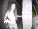 Video: Žena sa potulovala po ulici iba v tričku, na rukách mala niečo zvláštne