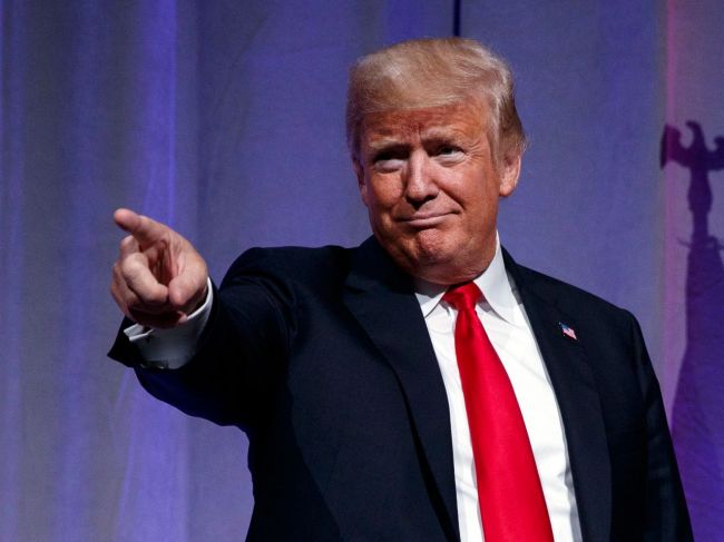 Trump tvrdí, že do Clintonovej mailov prenikla Čína, tá to popiera