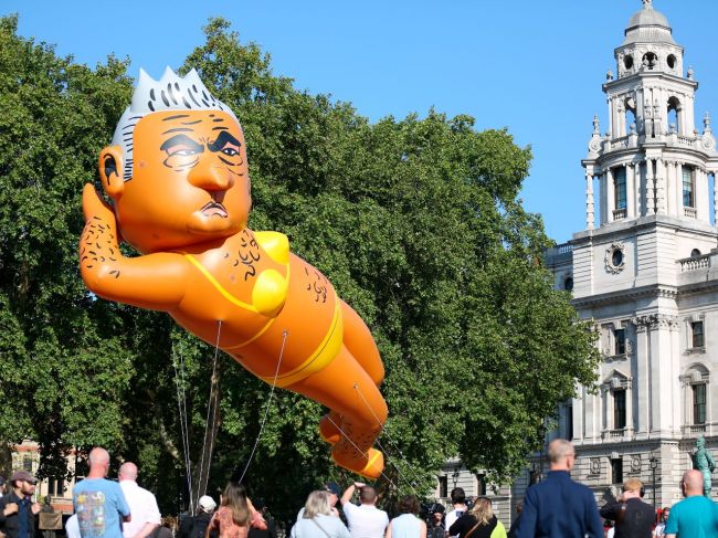 V Londýne vypustili balón zobrazujúci starostu Khana v bikinách
