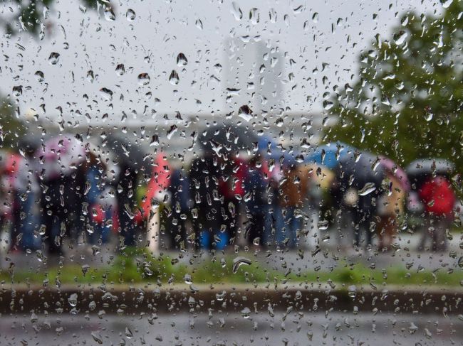 Bratislavskí hasiči na viacerých miestach odčerpávajú vodu, hlásia 12 výjazdov