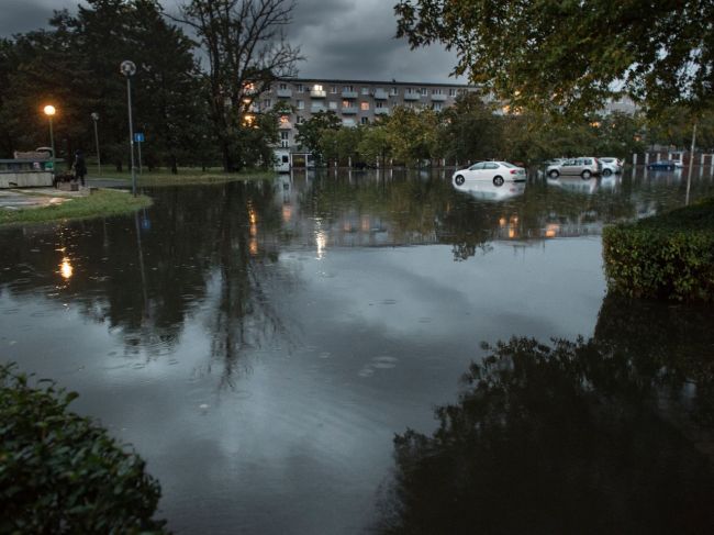V Bratislave a okolí platí výstraha 3. stupňa pred búrkami