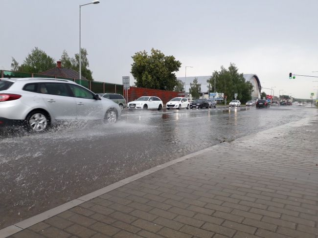 Na západe treba rátať s nočnými búrkami, na východe s horúčavami